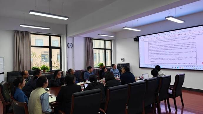 会议室里的人们 AI 生成的内容可能不正确。